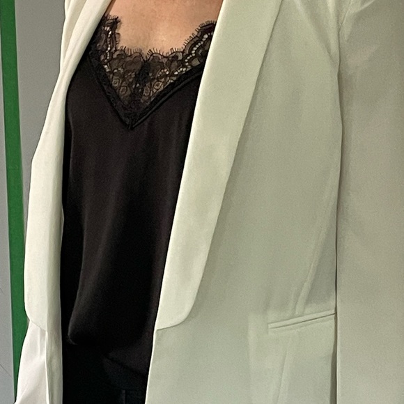 Creamy White DKNYC blazer. Size 6 - Picture 3 of 4